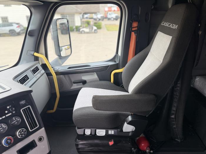 2023 Freightliner Cascadia-18