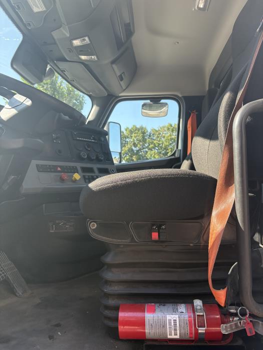2022 Freightliner Cascadia-8