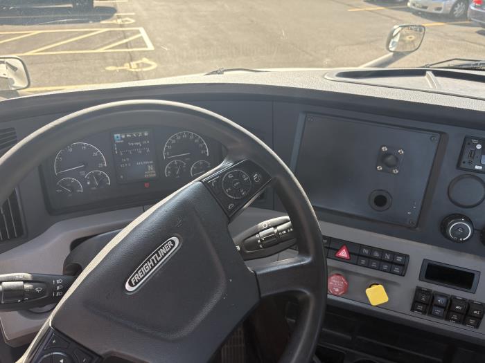 2022 Freightliner Cascadia-12
