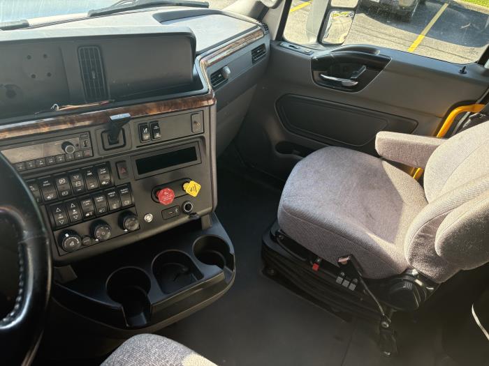 2022 International LT625-4