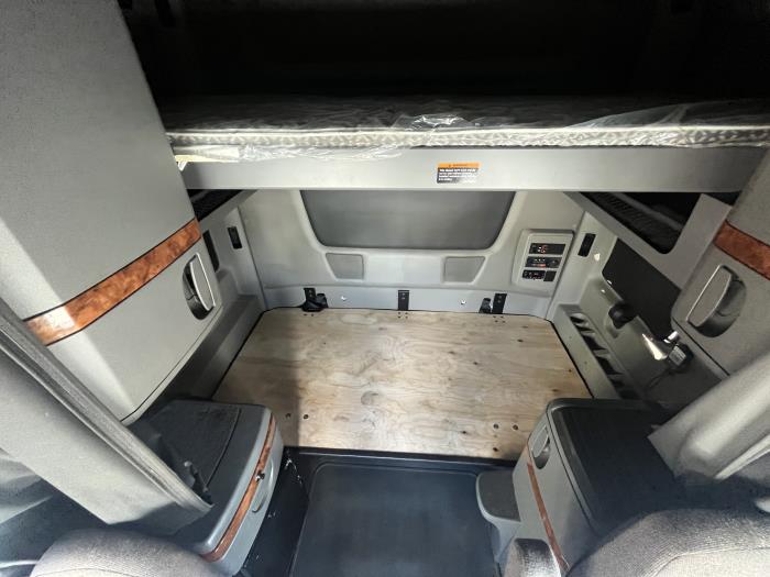 2022 International LT625-18