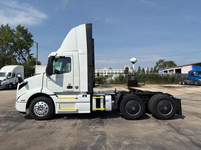 2023 Volvo VNR64T300-2