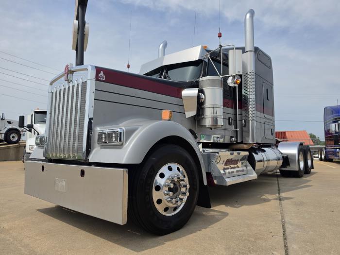 2024 Kenworth W900-29