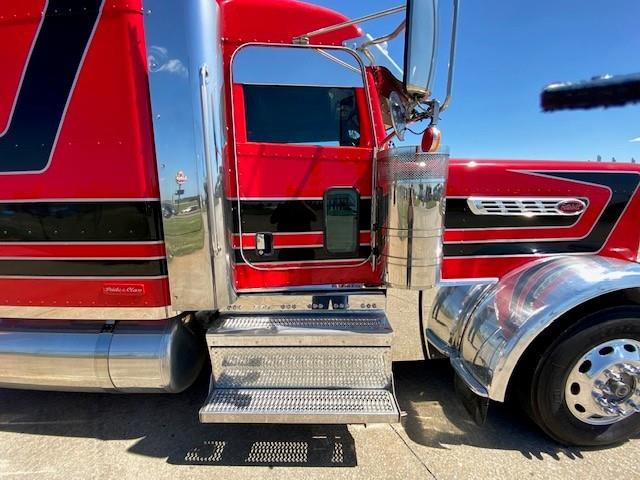 2022 Peterbilt 389-9