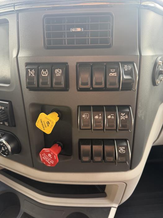 2022 Peterbilt 579-15