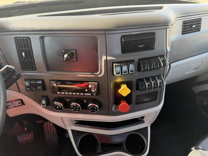 2023 Peterbilt 579-26