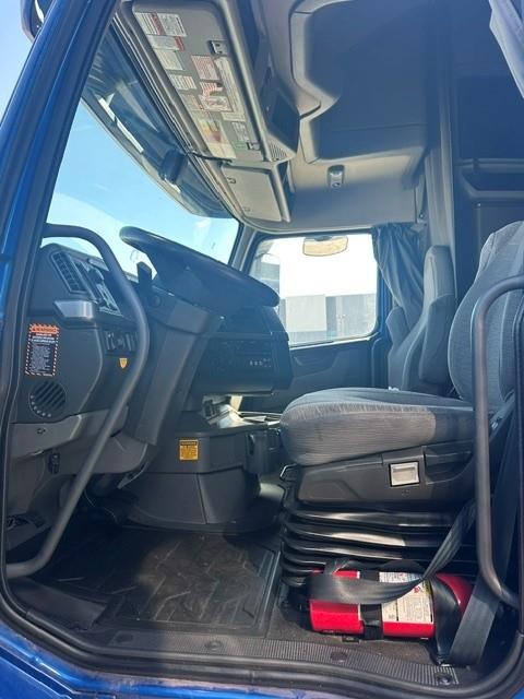 2022 Volvo VNL64T760-5