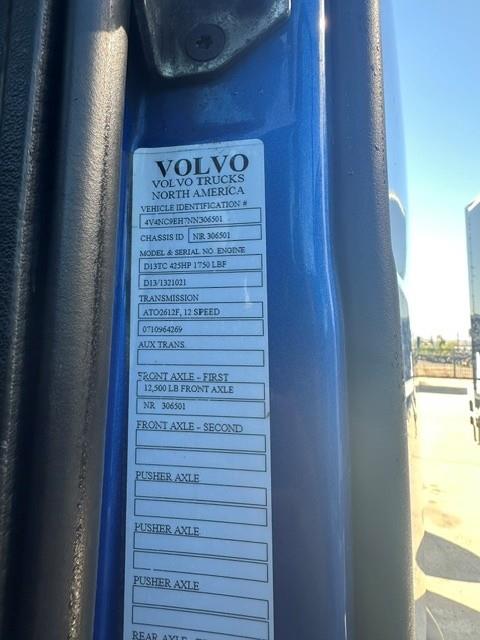 2022 Volvo VNL64T760-8