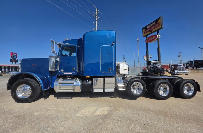 2022 Peterbilt 389-2