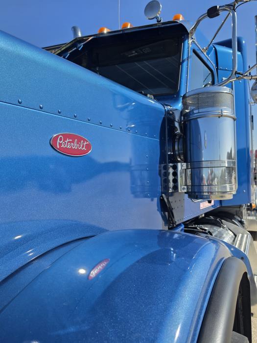 2022 Peterbilt 389-18