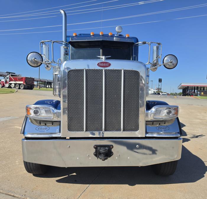 2022 Peterbilt 389-8