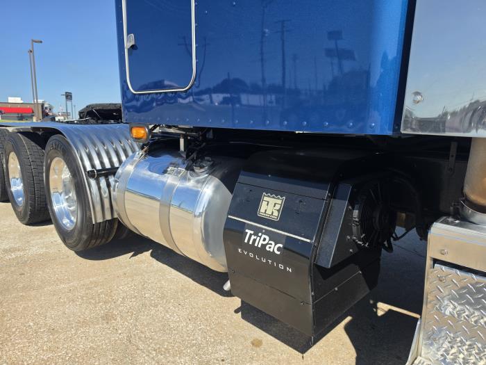2022 Peterbilt 389-17