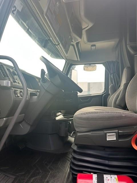 2022 Volvo VNL64T760-6