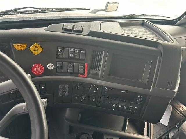 2022 Volvo VNL64T760-7
