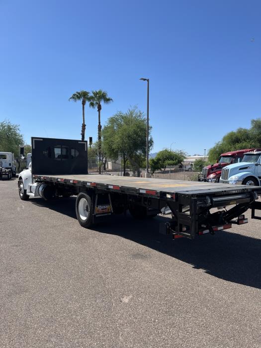 2020 Peterbilt 330-4