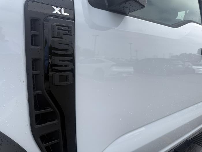2027 Ford F-550-8