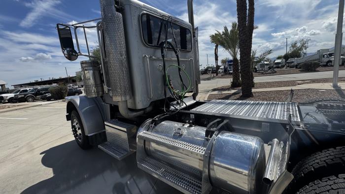 2020 Peterbilt 389-2