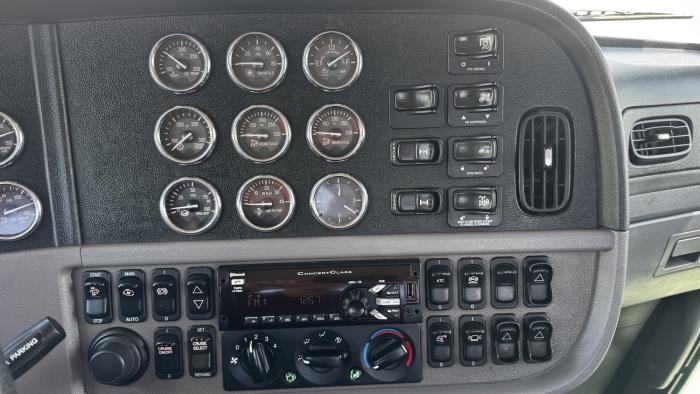2020 Peterbilt 389-17