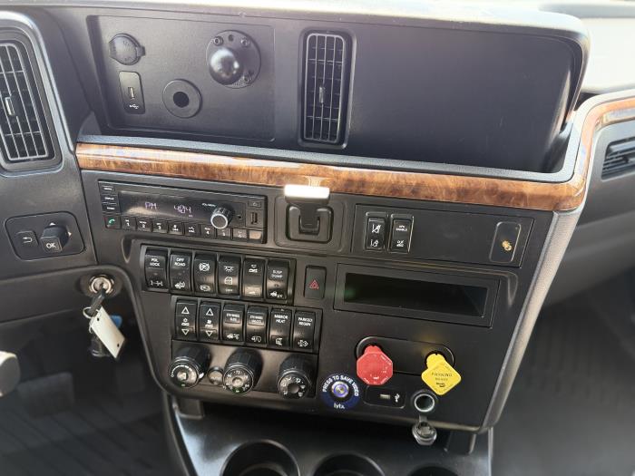 2022 International LT625-25
