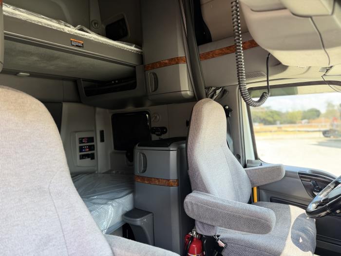 2022 International LT625-27
