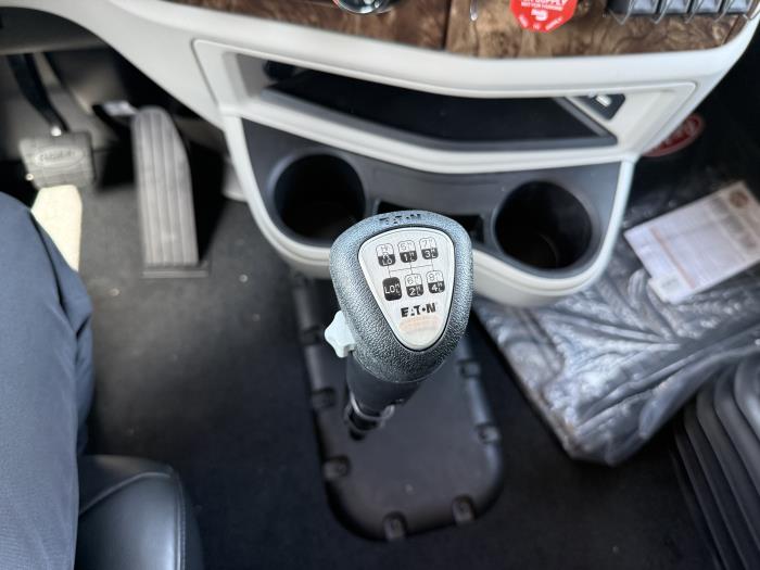 2027 Peterbilt 589-38