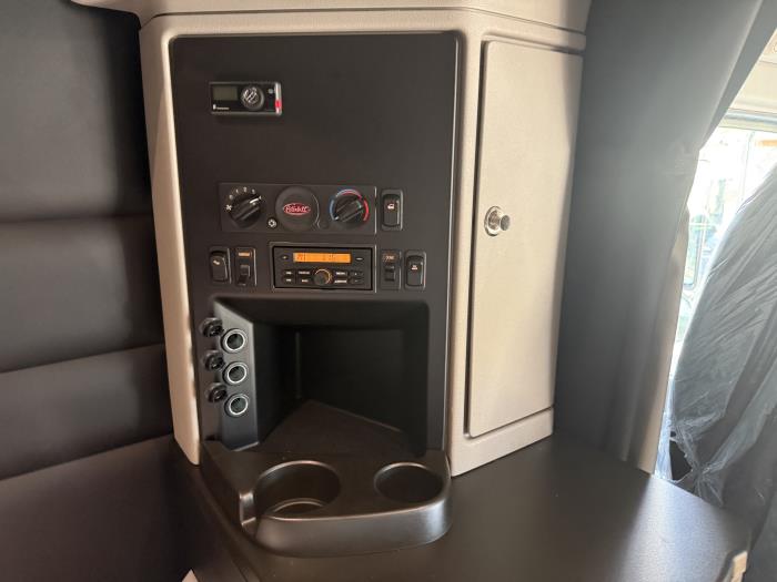 2027 Peterbilt 589-48