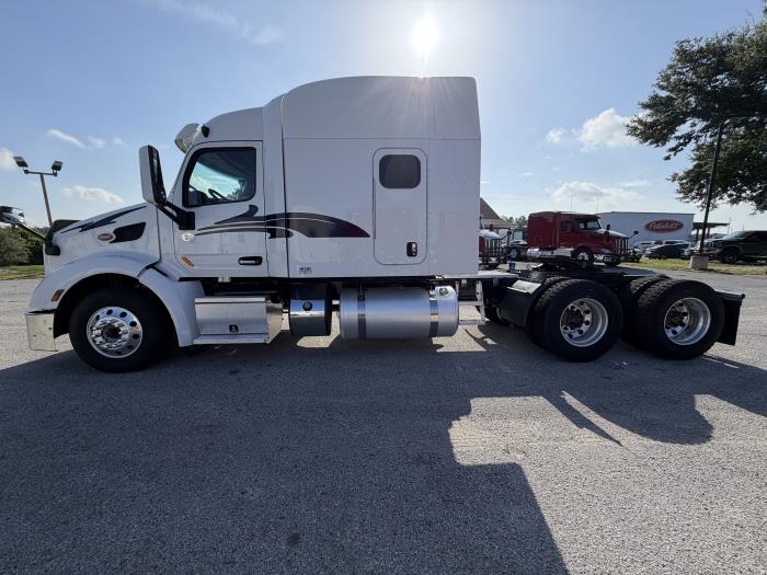 2022 Peterbilt 579-8