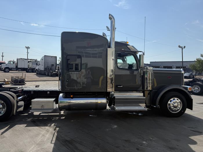 2027 Peterbilt 589-10