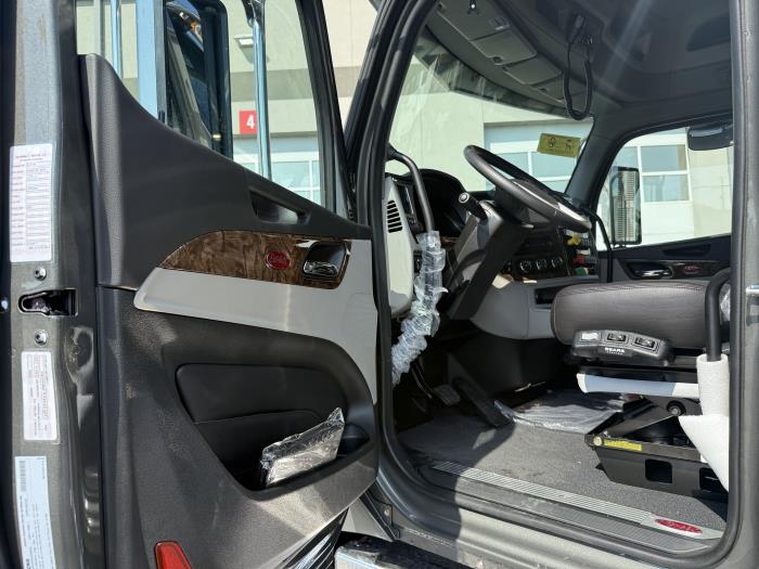 2027 Peterbilt 589-28