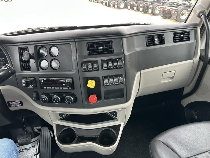 2023 Peterbilt 567-8