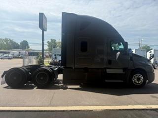 2022 Freightliner Cascadia-2