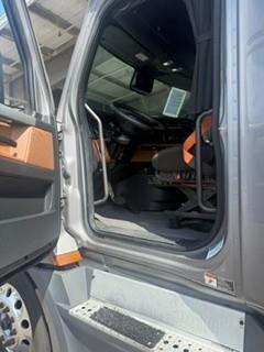 2022 Freightliner Cascadia-12