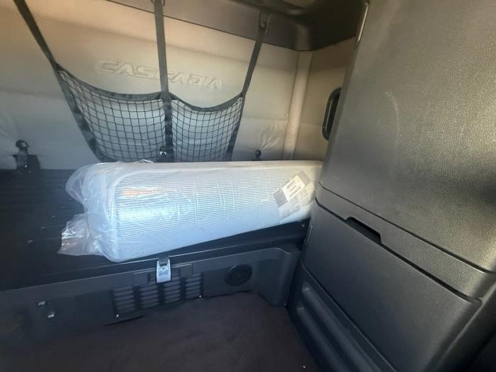 2019 Freightliner Cascadia-18