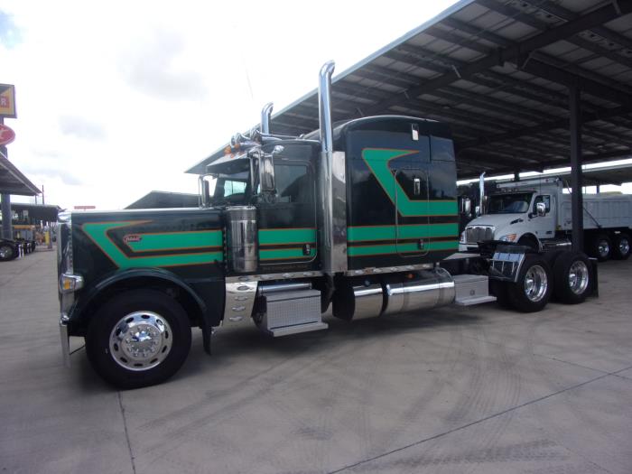 2022 Peterbilt 389-0