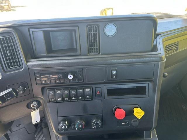 2023 International LT625-8