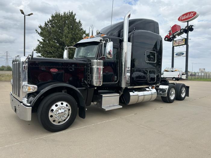 2022 Peterbilt 389-0