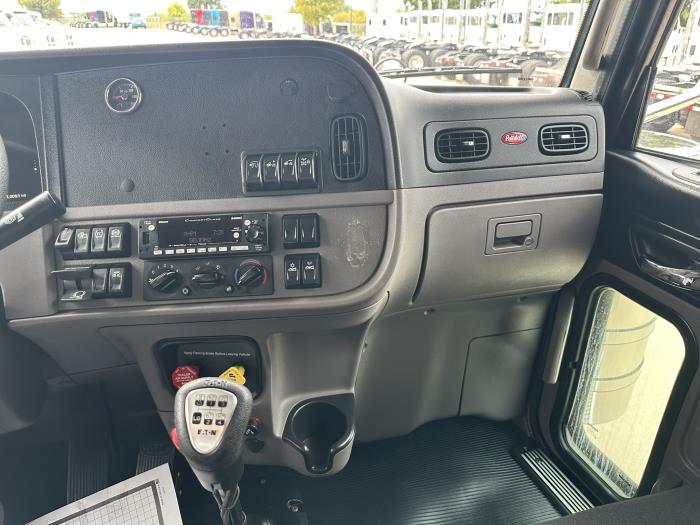 2022 Peterbilt 389-8