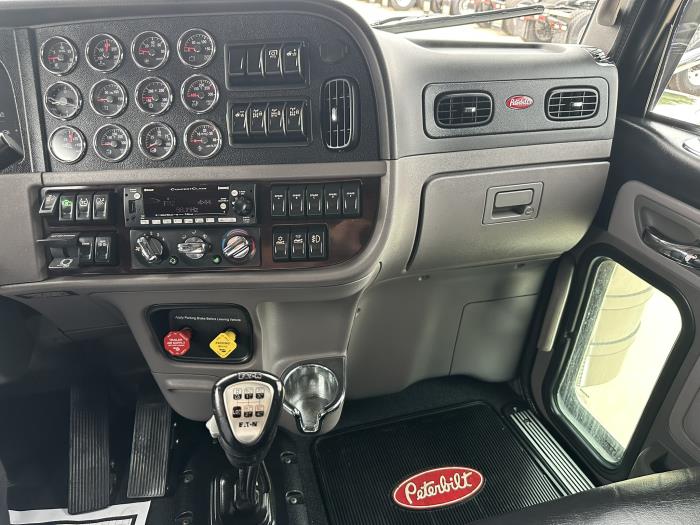 2022 Peterbilt 389-9