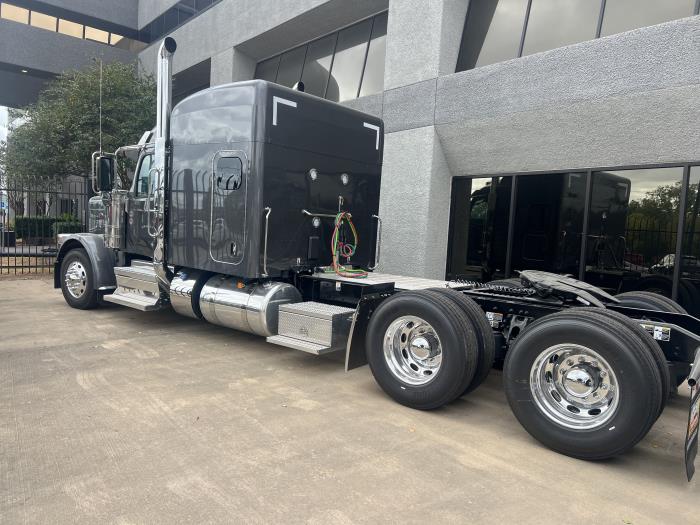 2027 Peterbilt 589-4
