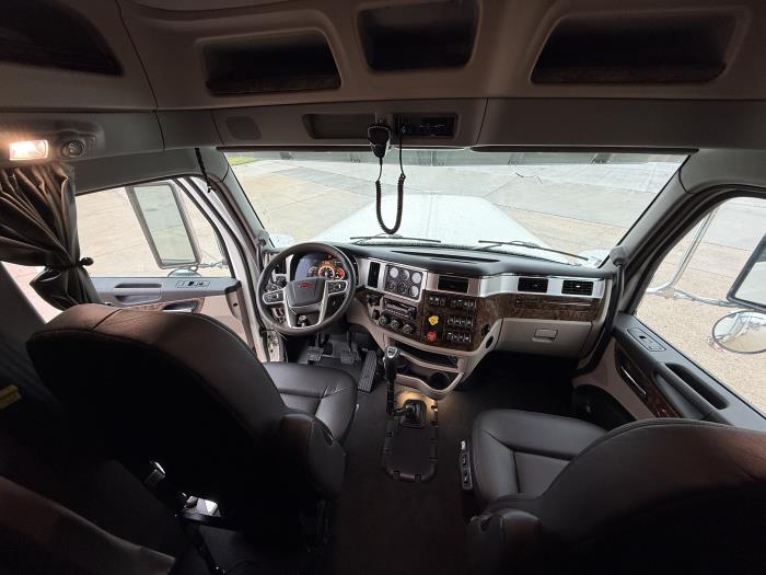 2027 Peterbilt 589-44