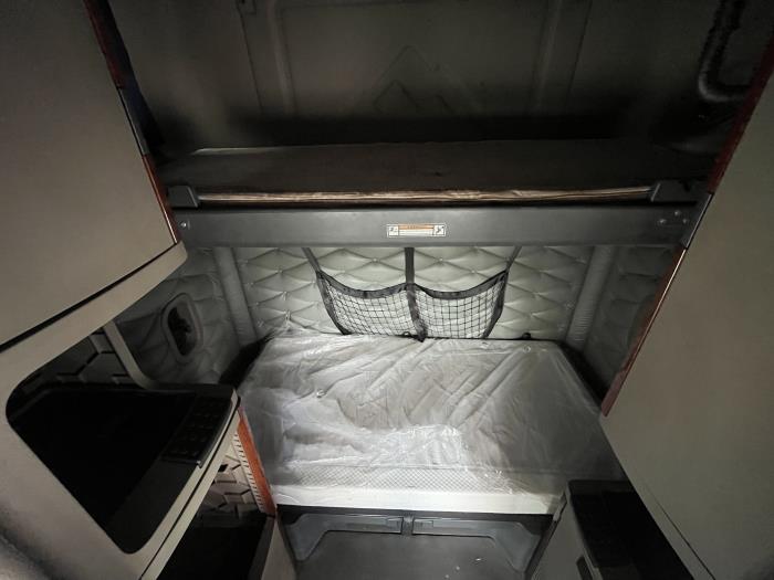 2020 Freightliner Cascadia-11