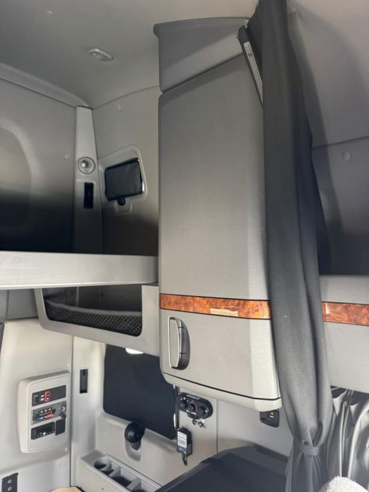 2022 International LT625-27
