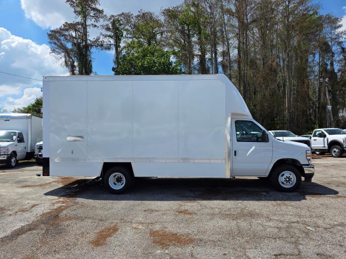 2027 Ford E-450-4