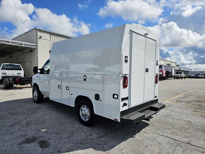 2027 Ford E-350-7