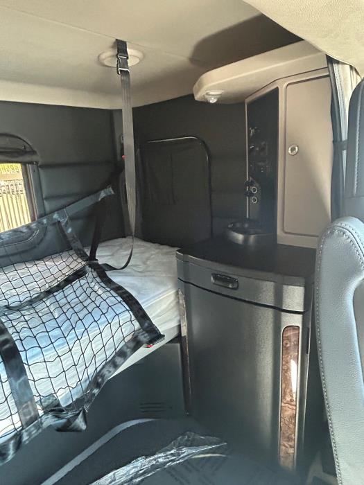 2027 Peterbilt 589-8