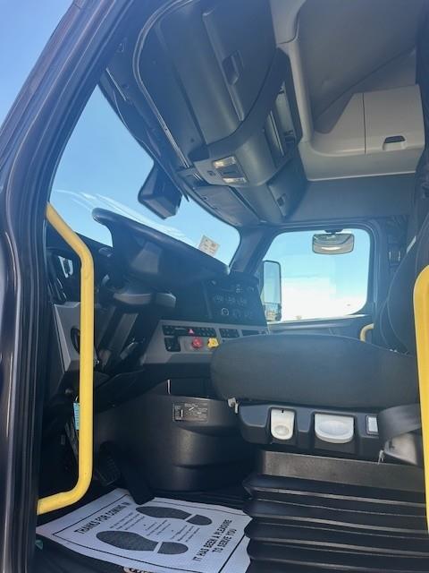 2021 Freightliner Cascadia-8