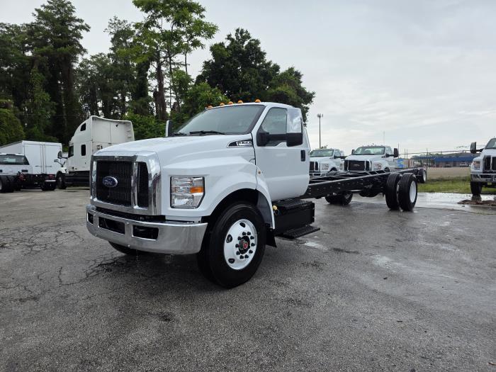 2027 Ford F-750 — photo 2