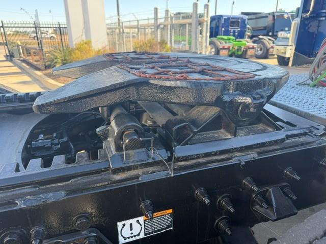 2023 Peterbilt 389-28