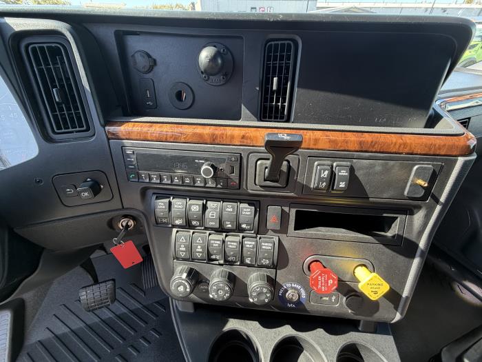 2022 International LT625-14