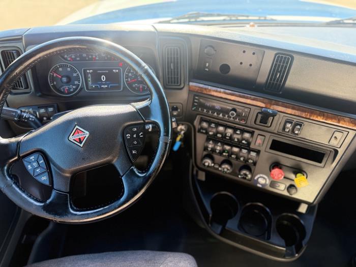 2022 International LT625-27